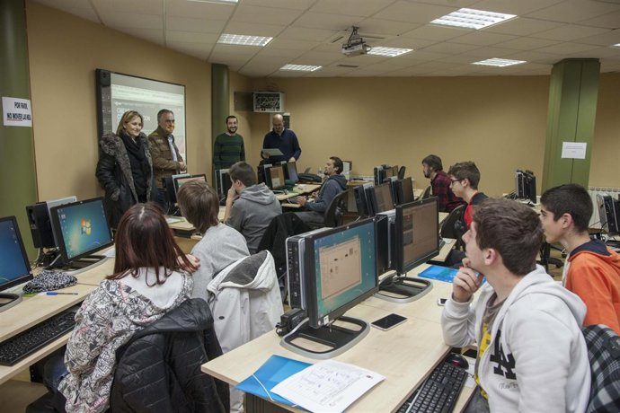 La alcaldesa y el concejal en el curso