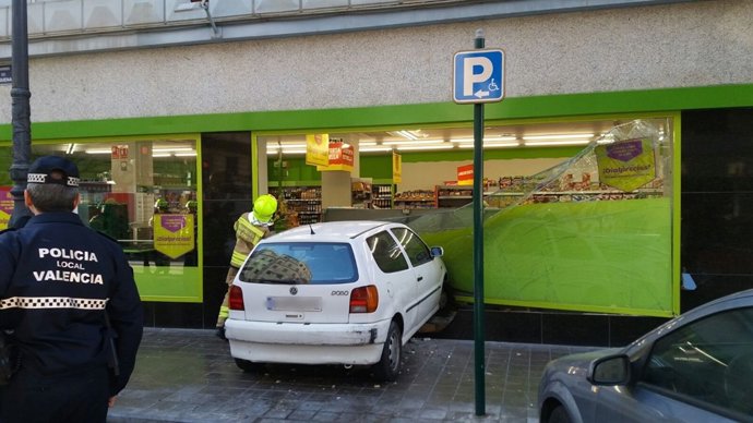 El coche empotrado en la cristalera del supermercado