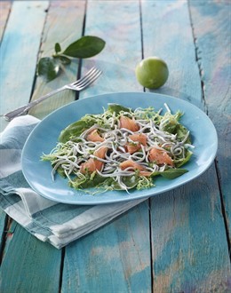 Ensalada de gulas y espinacas y salmón ahumado