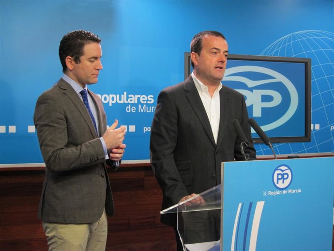 El portavoz del PP regional, Javier Iniesta, en la rueda de prensa