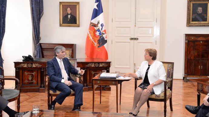 Francisco Reynés (Abertis) y  la presidenta de Chile, Michelle Bachelet