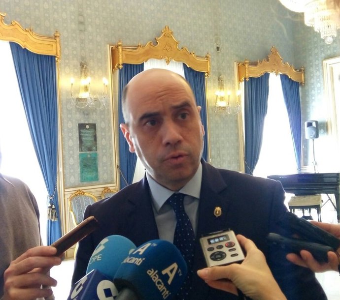 Echávarri en atención a los medios en el ayuntamiento este viernes