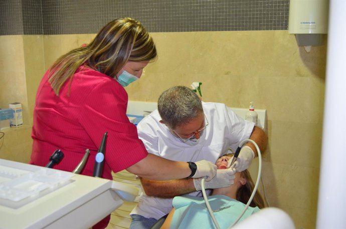 Dentista revisa la salud bucodental de un paciente