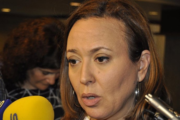 La consejera de Educación, Mayte Pérez, atendiendo a los medios en las Cortes