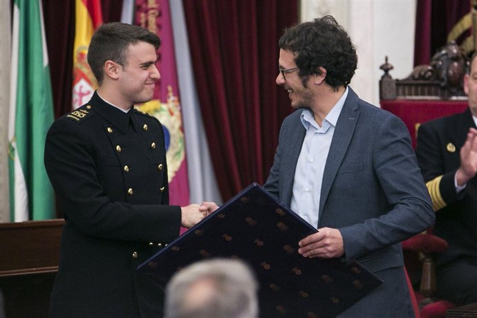 El alcalde de Cádiz con el comandante del buque Juan Sebastián de Elcano