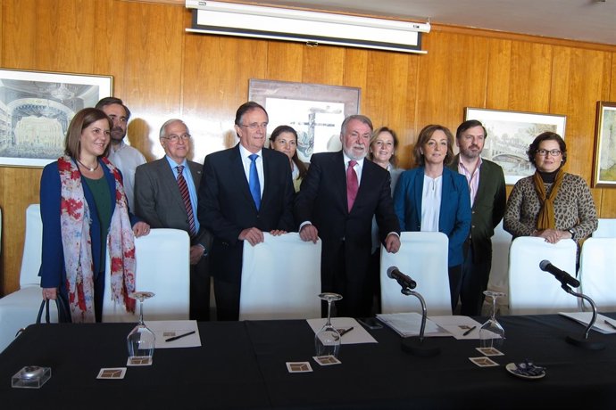 Mayor Oreja y representantes de asociaciones que forman parte de One of Us