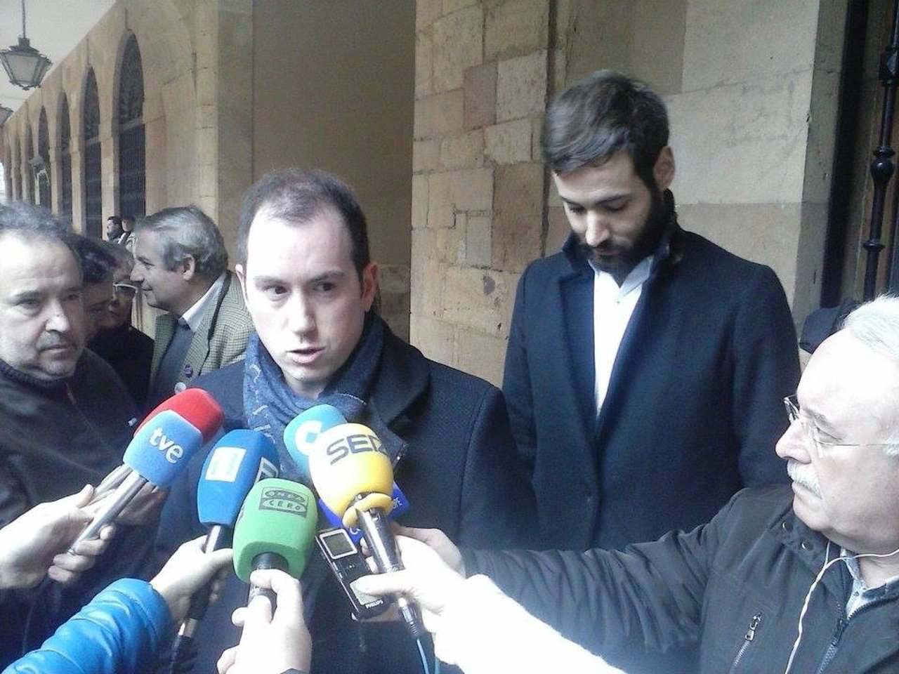 Gayol atiende a los medios. 