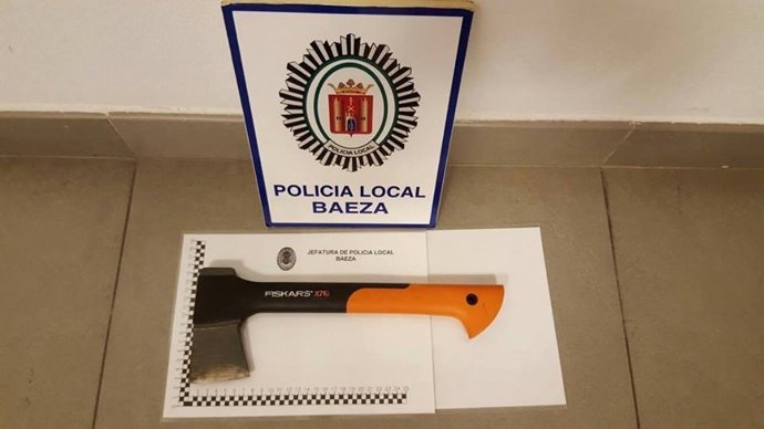 Hacha utilizada para amenazar a los clientes de un pub