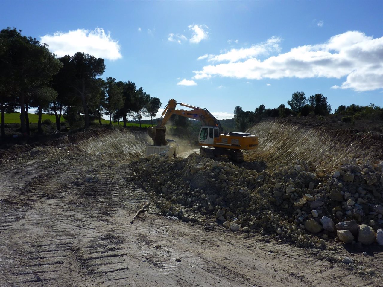 Obras en la carretera entre Valmadrid y La Puebla de Albortón