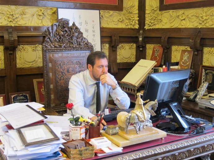 Óscar Puente en su despacho