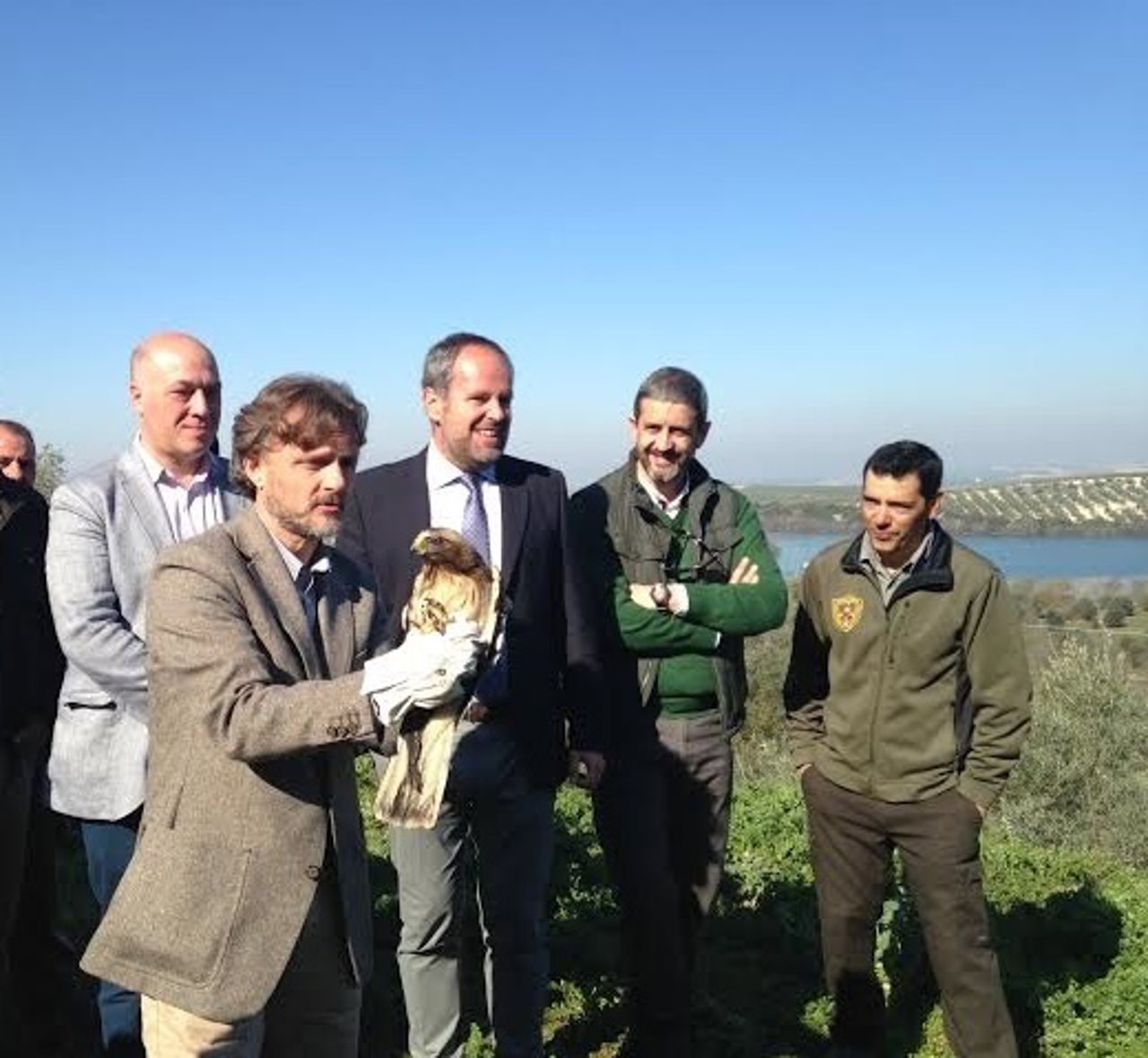 José Fiscal (centro) libera un águila junto a Antonio Ruiz (izda.)