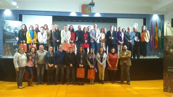 Antonio Ruiz y Ana Carrillo (centro) junto a representantes de los municipios