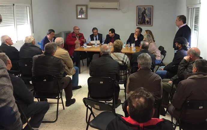 Juanma Moreno, durante la reunión en Parque Alcosa