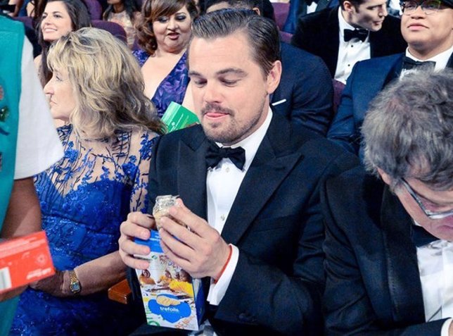 Leo DiCaprio abre un paquete de galletas