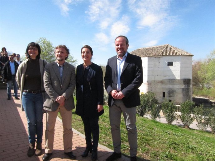 Fiscal y Ambrosio (centro), ante el Molino de San Antonio