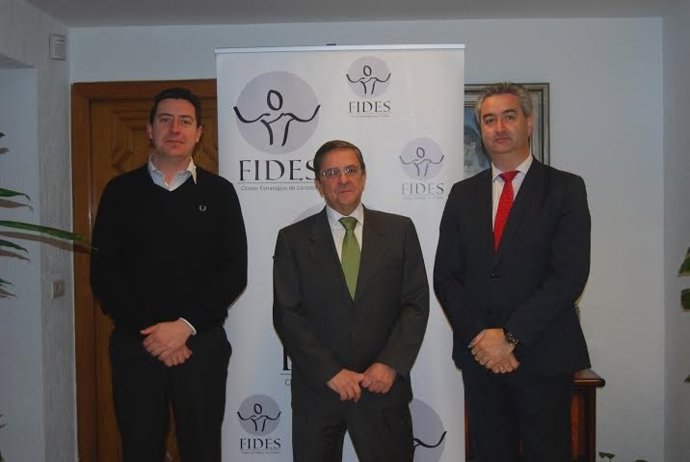 Rapún (centro) junto a los representates de Fides