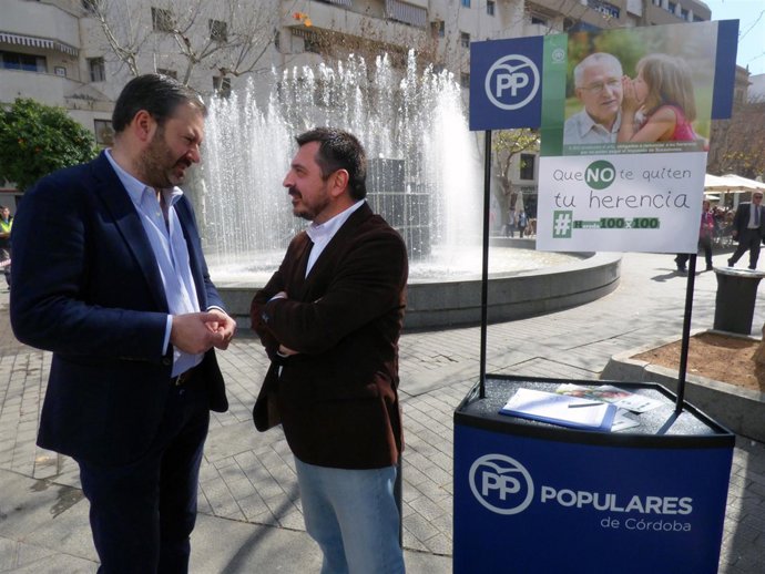 Molina y Martín en la recogida de firmas