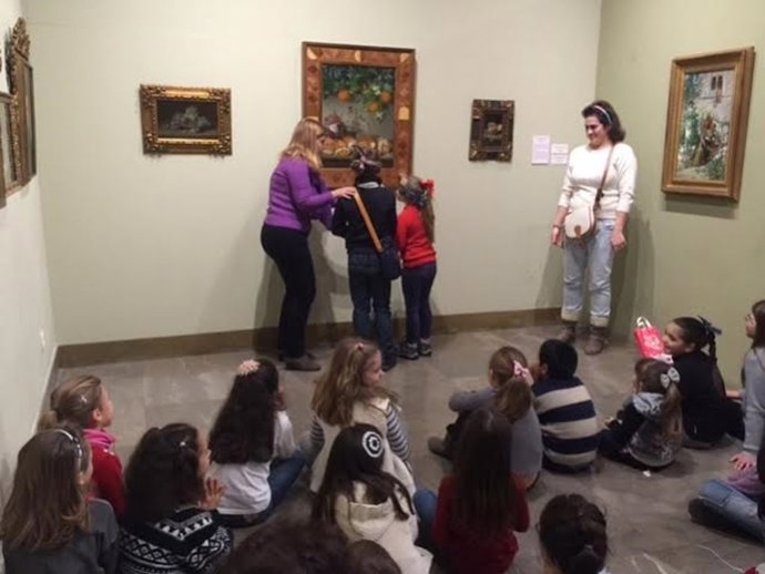 Un grupo de niños participando en una de las actividades