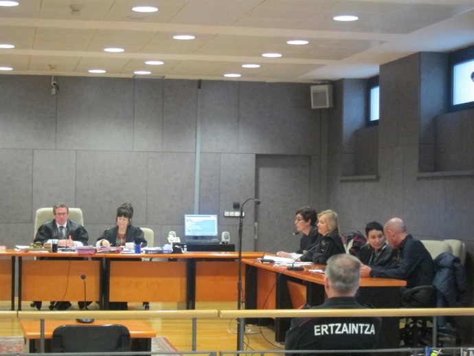 El acusado, Juan Antonio Ezkurdia, habla con su abogada