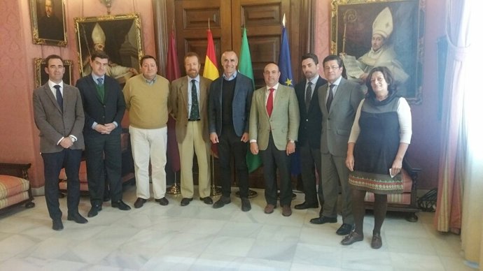 Encuentro entre organizaciones turísticas y Antonio Muñoz