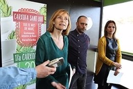La alcaldesa de Sant Boi, L.Moret, en una campaña dedicada a la alcachofa