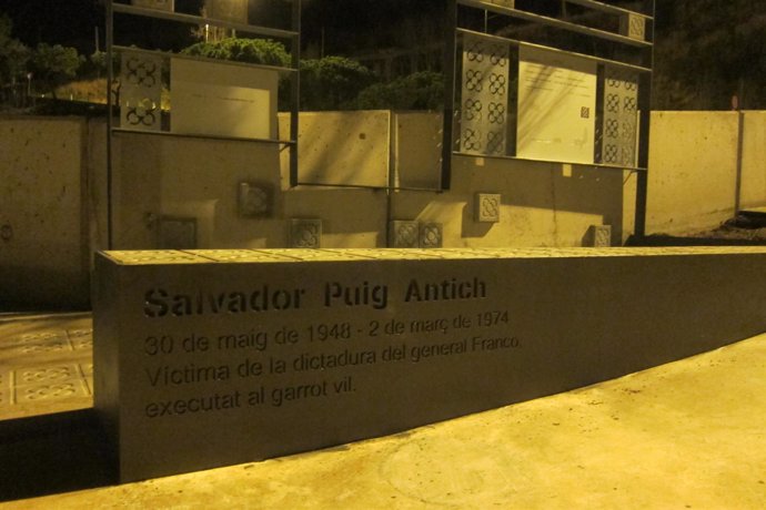 Monumento a Salvador Puig Antich en la plaza que lleva su nombre en Barcelona