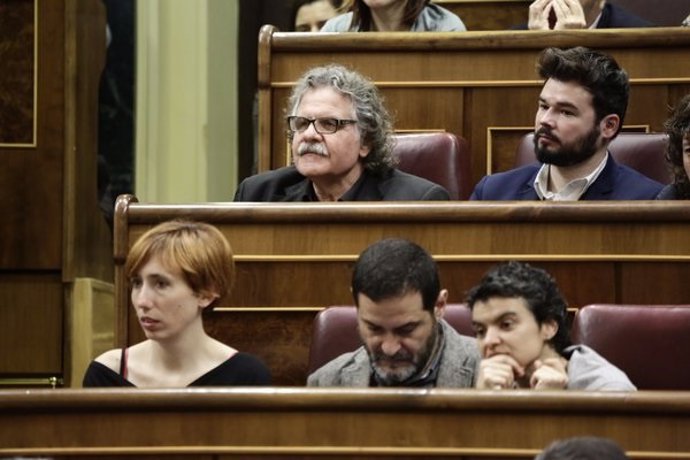 Tardà y Rufián en sus escaños en el hemiciclo
