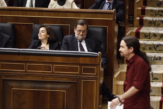 Mariano Rajoy y Pablo Iglesias en el debate de investidura de Sánchez 