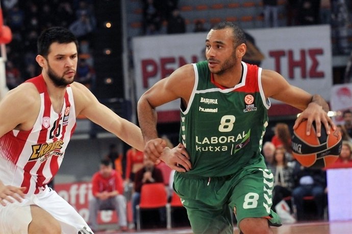 Adam Hanga, del Laboral Kutxa Baskonia, ante el Olympiacos