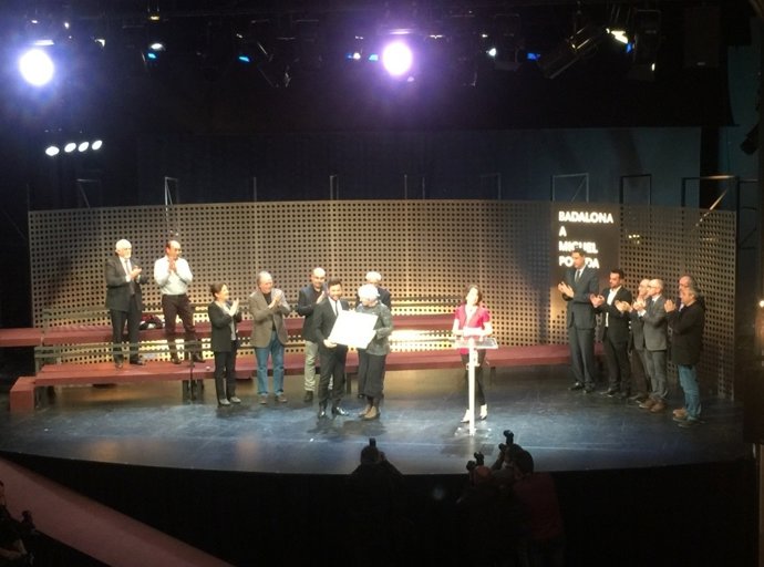 Miguel Poveda recibe el diploma como Hijo Predilecto de Badalona