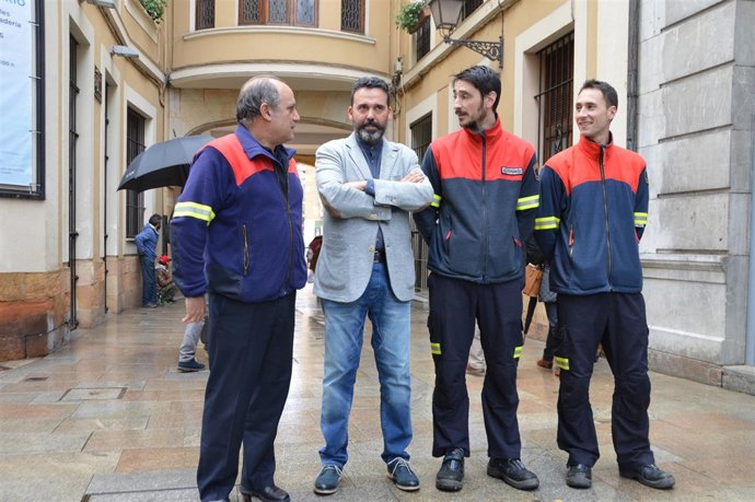 El edil Ricardo Fernández con los bomberos.