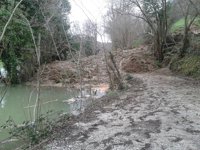 Un argayo en Borleña cambia el curso del río La Toba e impide al paso a los vecinos