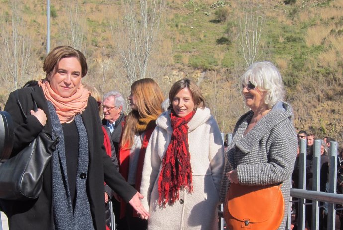 Ada Colau, Carme Forcadell y una de las hermanas de Salvador Puig Antich