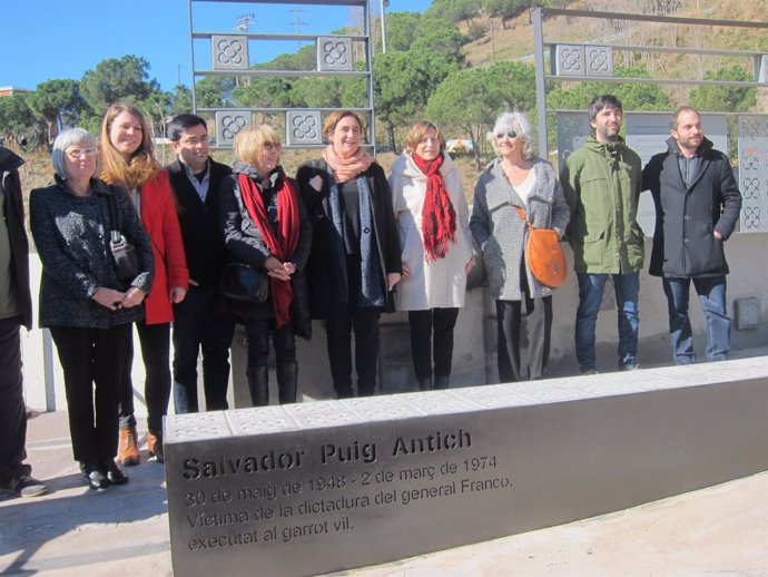 Gerard Pisarello, Ada Colau y Carme Forcadell, en el monumento a Puig Antich