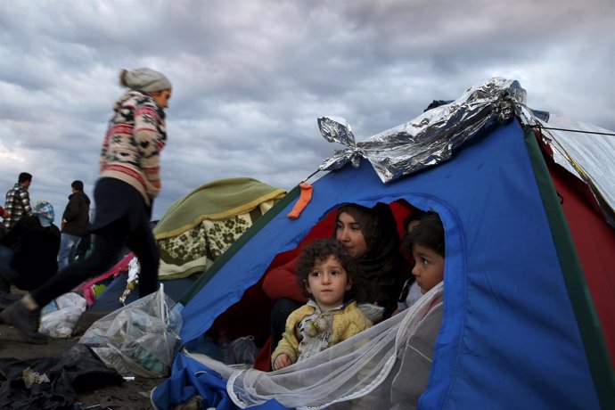 Familia de refugiados espera en una tienda de campaña en Idomeni (Grecia)