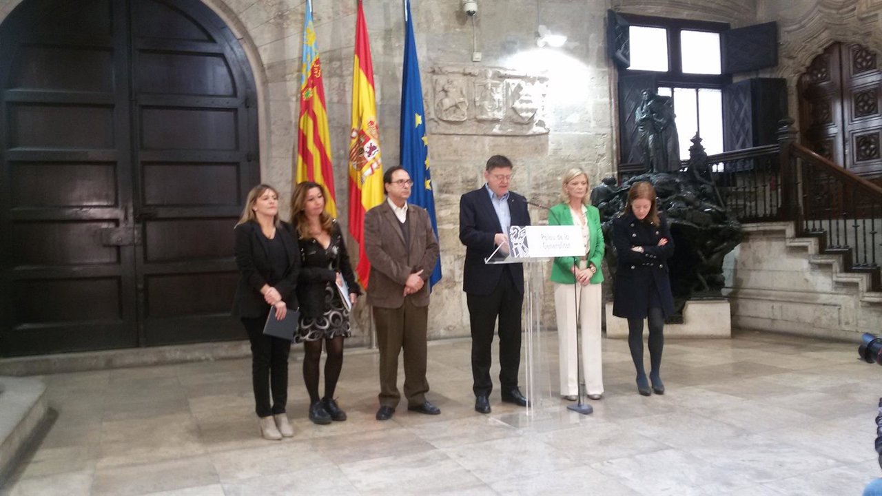 Puig junto a los consellers y otros miembros de la Generalitat