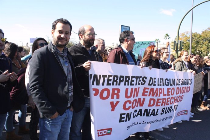 Rojas (IU Sevilla) participa en la concentración convocada