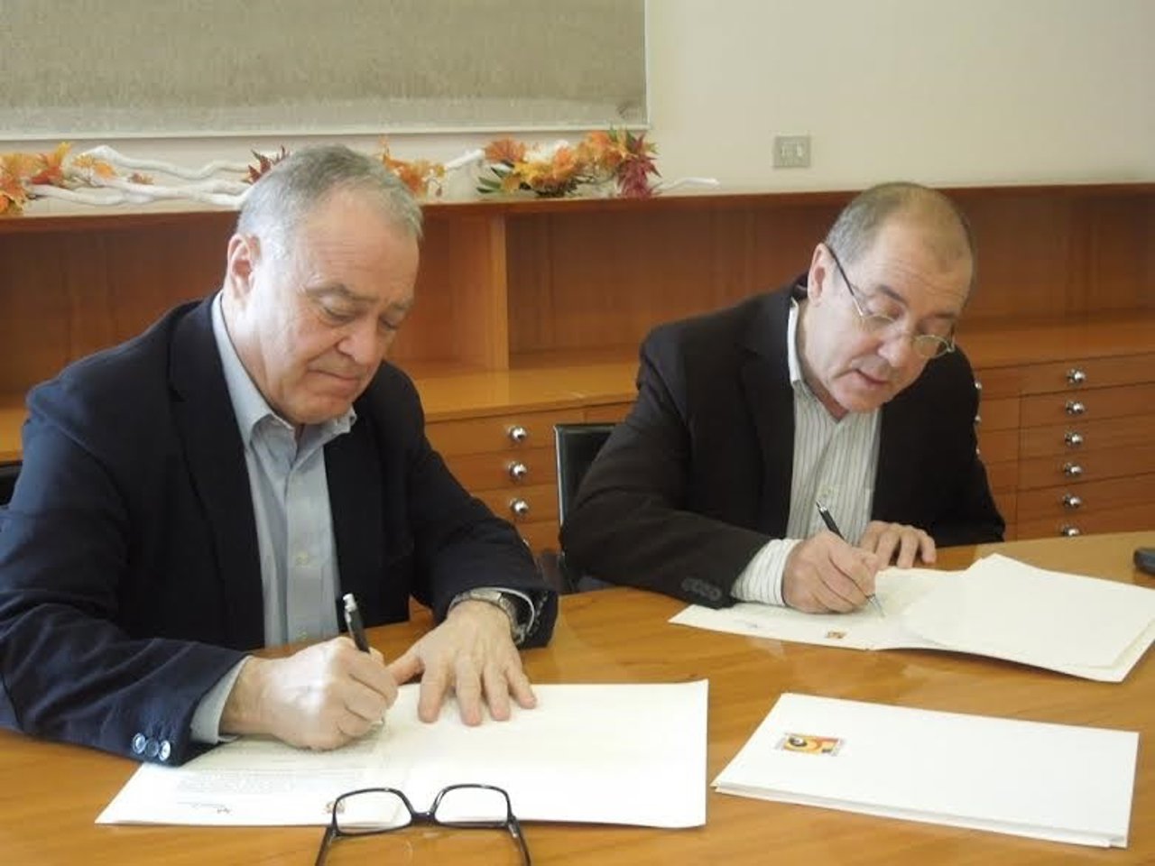 Miguel Gracia y José Luis Trasobares renuevan el convenio.