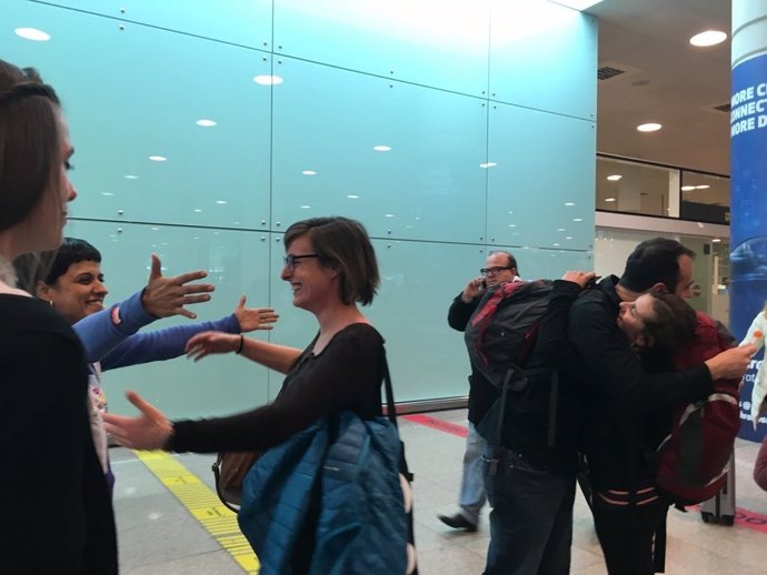 La diputada Anna Gabriel recibe a Mireia Vehí en el Aeropuerto de Barcelona