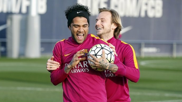 Ivan Rakitic y el lateral brasileño Dani Alves