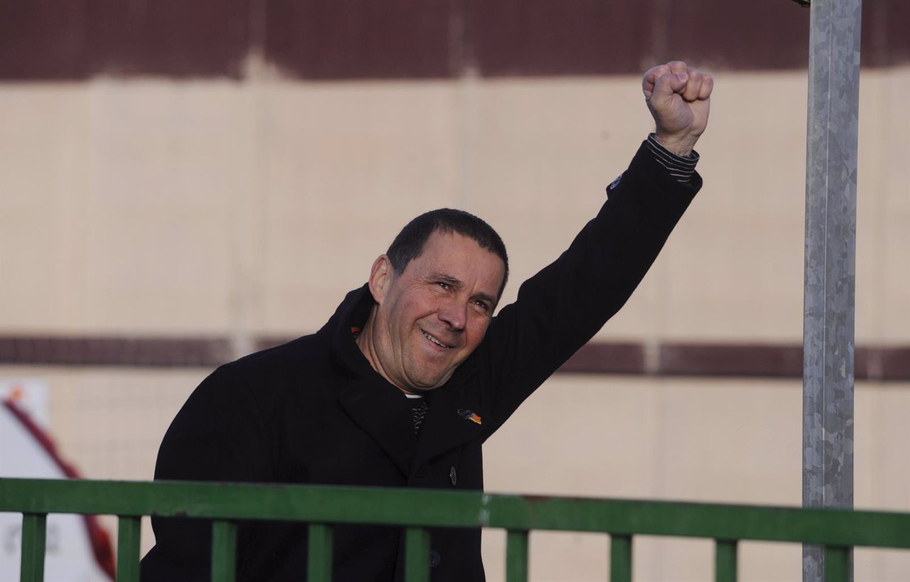 Arnaldo Otegi sale de la cárcel de Logroño
