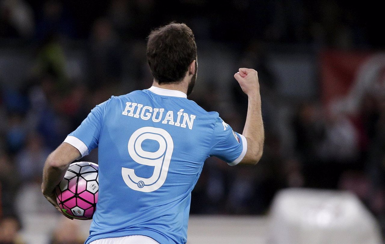 Gonzalo Higuaín, jugador del Nápoles celebra un gol 
