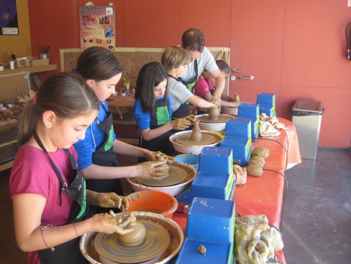 TAlleres de la prehistoria en el Parque de la Prehistoria de Teverga