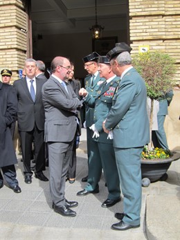 Javier Lambán con mienbros de la Benemérita
