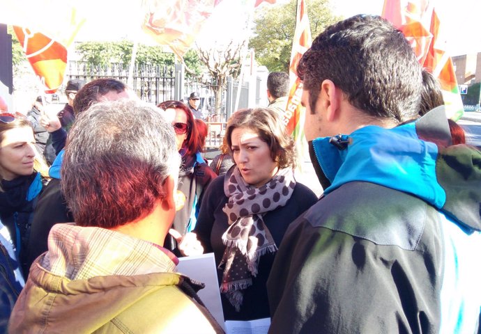 La diputada de IU María del Carmen Pérez con trabajadores de Cetursa