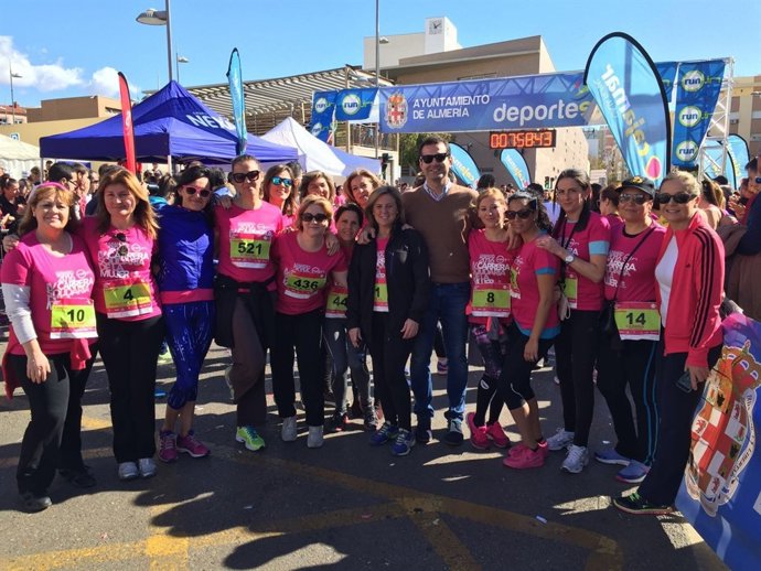 Participantes en la Carrera Solidaria de la Mujer en Almería