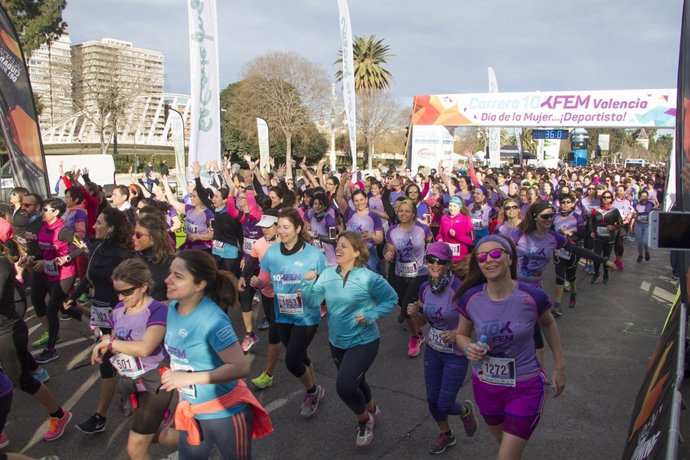 Mujeres participantes en la carrera de este domingo