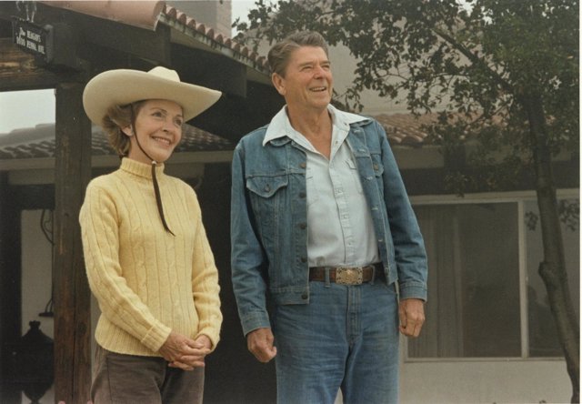 Nancy y Ronald Reagan en su rancho de Santa Bárbara, California