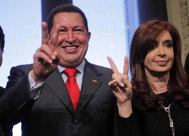 Cristina Fernandez de Kirchner and Hugo Chavez make the victory sign after givin