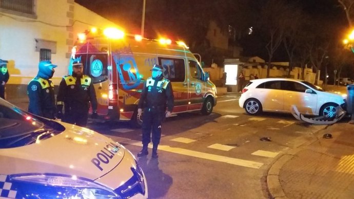 Sanitarios y agentes en la calle Ulises de Madrid tras el atropello